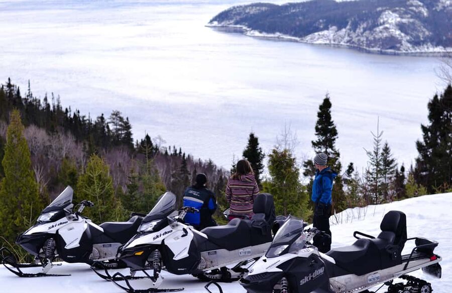 15 min. Tadoussac: Snowmobile Expedition in Saguenay Fjord - From the safety talk to the first turn