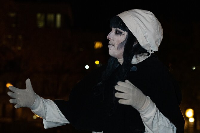 Animated Crime Walking Tour in Old Quebec - The public-place stop and the city after dark