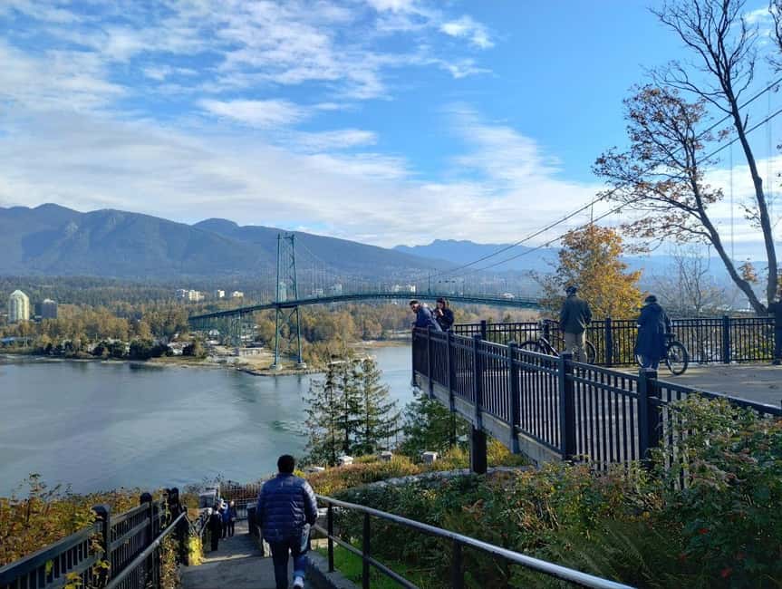 Aquarium & StanleyPark+20 Gem Spots+City/Vip Car+Small Group - The aquarium: 80 minutes with Canada’s marine life