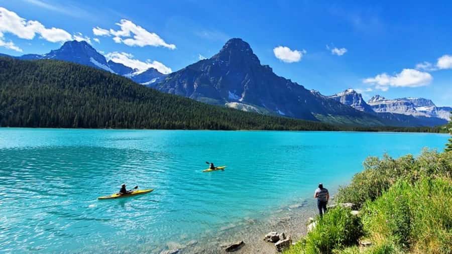 Banff/Calgary/Canmore: Crowfoot Glacier and 5 Lakes Tour - Bow Lake puts the road in the picture