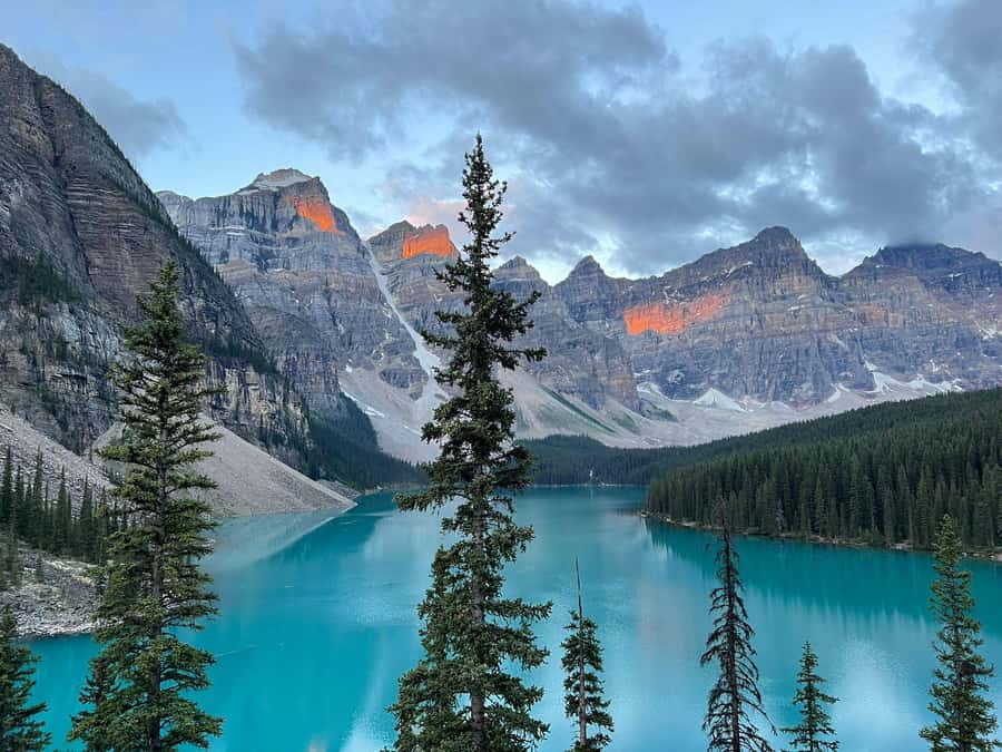 Banff/Canmore: Moraine Lake 1.5h & Lake Louise Half-Day Tour - Moraine Lake: the longer and more memorable stop