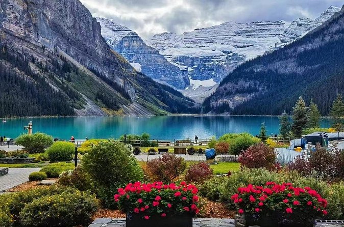 Banff/Canmore: Moraine Lake and Lake Louise Shuttle-90m each lake - What to bring for the three hours outside