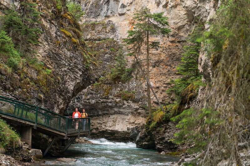 Banff: Gondola Cave Basin, Johnston Canyon & Lake Minnewanka - Eighty minutes in Banff town