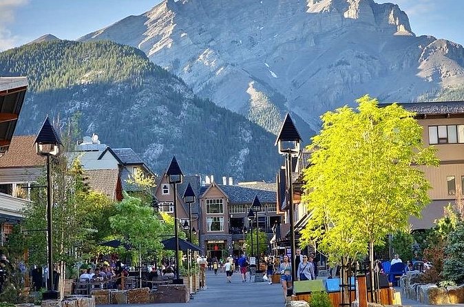Banff Gondola Hot Springs Bow Falls and Three Lakes tour - Guides and Group Experience