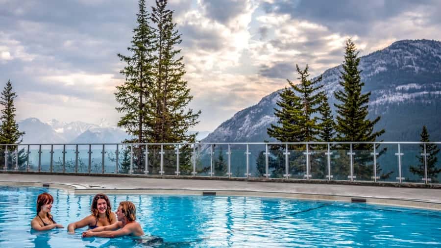 Banff: Gondola, Hot Springs, Bow falls & Three lakes tour - Lake Louise starts the day with the big postcard view