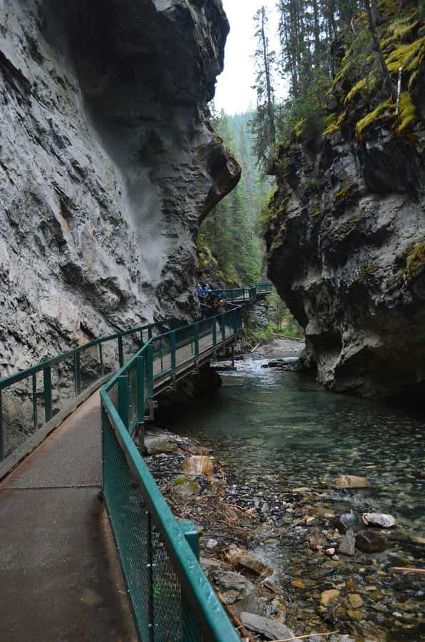 Banff: Lake Louise,Lake Minnewanka,Emerald Lake & Banff Town - Banff town gives you time to choose your own ending