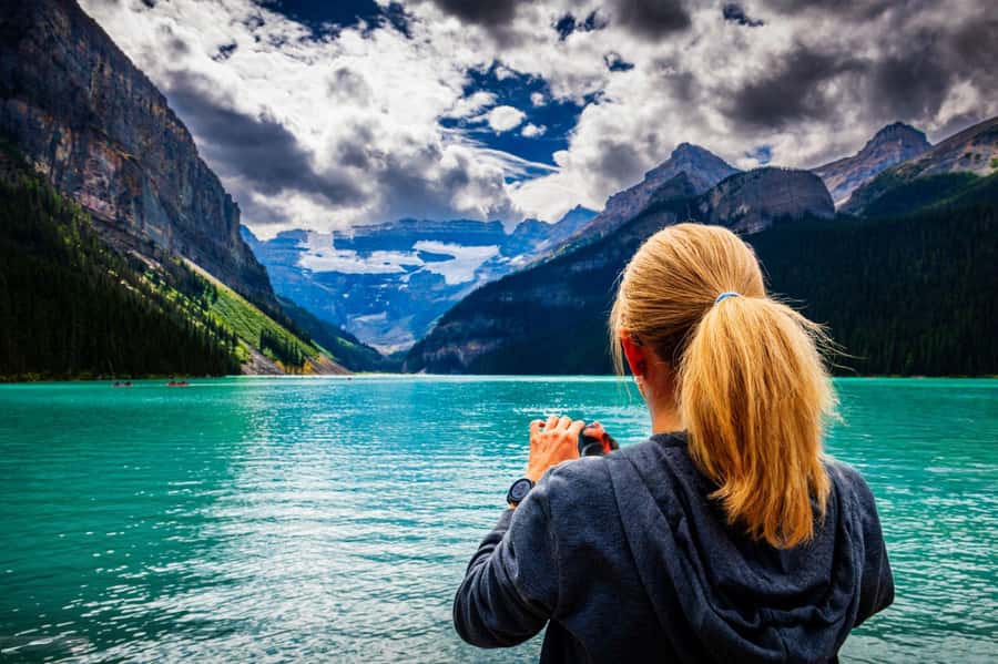 Banff: Lake Louise,Lake Minnewanka,Emerald Lake & Banff Town - The guide and vehicle experience