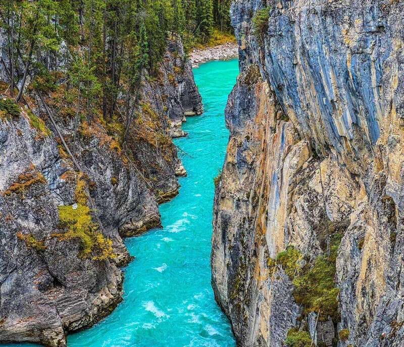 Banff : Lake Louise, Moraine, Emerald & Johnston Canyon tour - Lake Louise and its glacier-fed water
