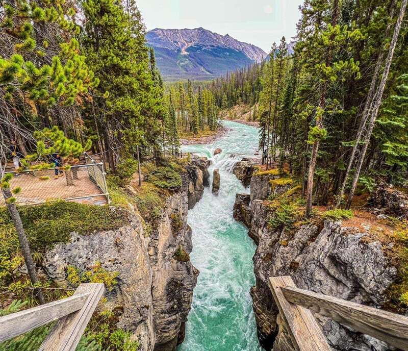 Banff : Lake Louise, Moraine, Emerald & Johnston Canyon tour - Banff town adds a human stop