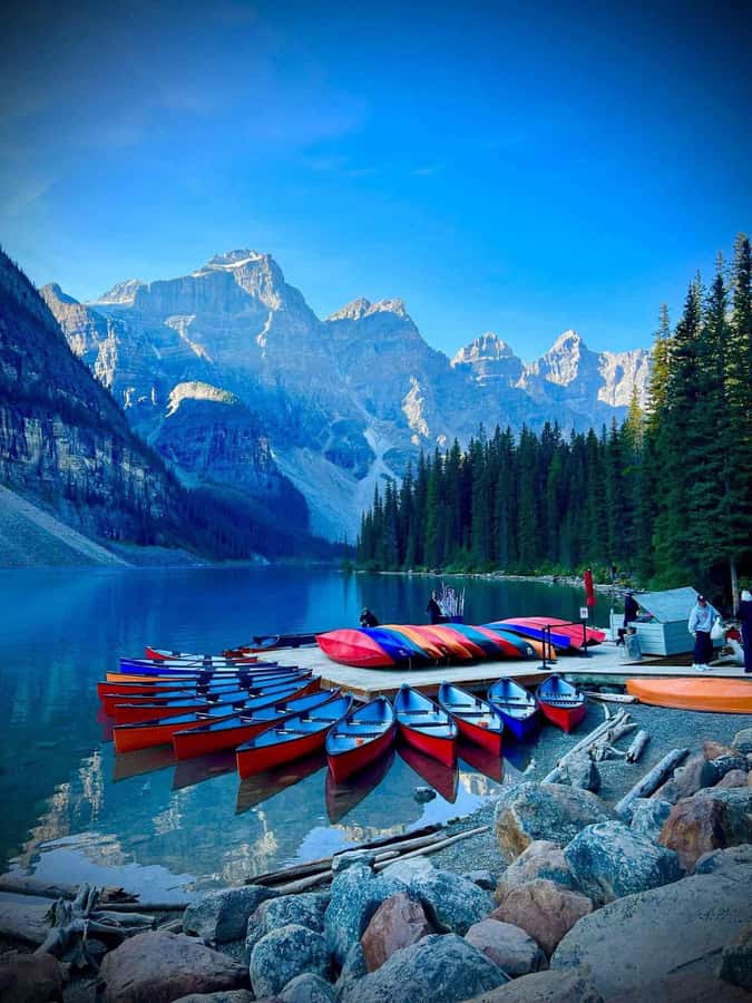 Banff: Lake Louise, Moraine, Emerald Lake & Canyon Day Trip - The 45-minute lunch break in Lake Louise Village