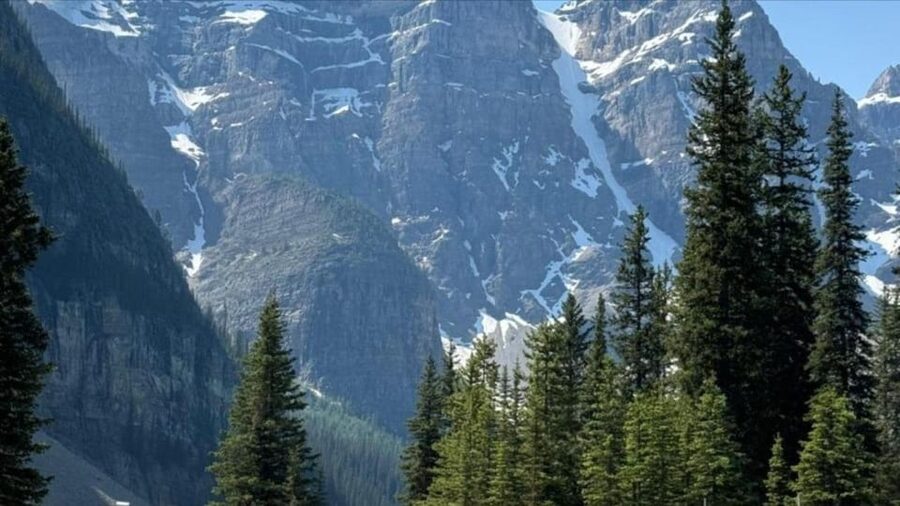 Banff:Lake Louise & Moraine Lake 1/2 Day Tour Canoe/Sightsee - Castle Mountain adds a 15-minute photo stop