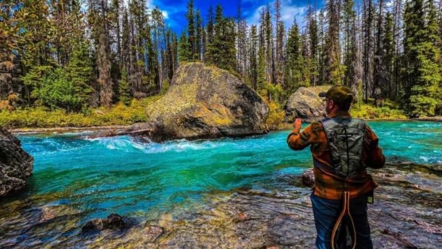 Banff. Moraine, Lake Louise ,Emerald & Johnston Canyon tour - Who should book this day tour