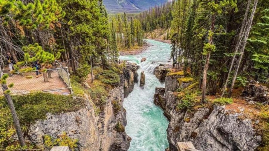 Banff. Moraine, Lake Louise ,Emerald & Johnston Canyon tour - Banff, Vermilion Lakes, and the ride home