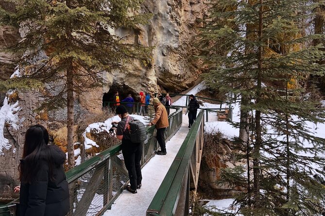 Banff Town ,Lake Louise, Moraine , Emerald & Johnston Canyon Tour - Key points at a glance
