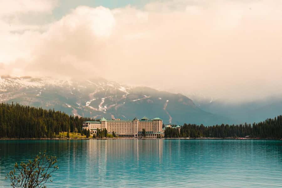 Banff Town: Lake Louise Moraine, Glacier, Peyto & Bow Lake - Food, clothing, and small details that matter