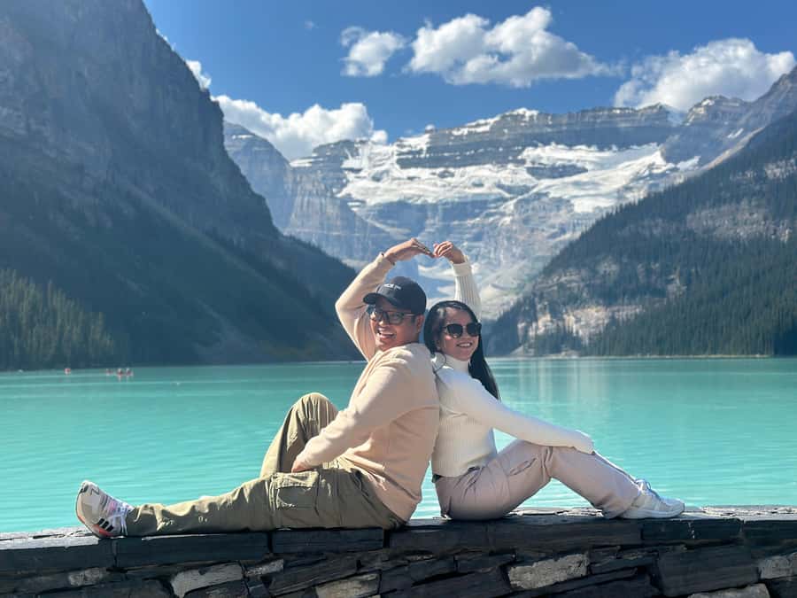 Calgary/Banff: Lake Louise, Moraine & Johnston Canyon Trip - Three Banff sights without the driving headache