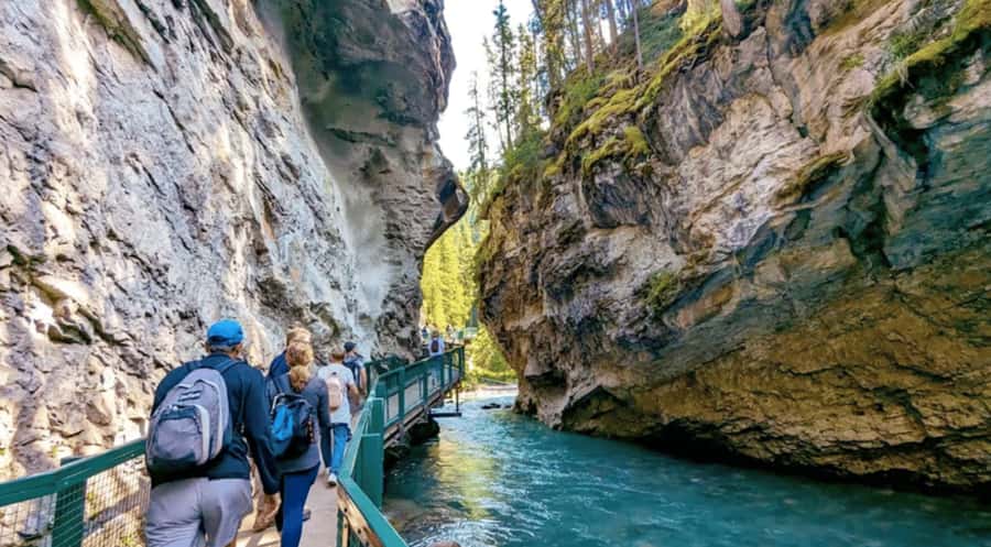 Calgary/Banff: Lake Louise, Moraine & Johnston Canyon Trip - Lake Louise: the postcard stop