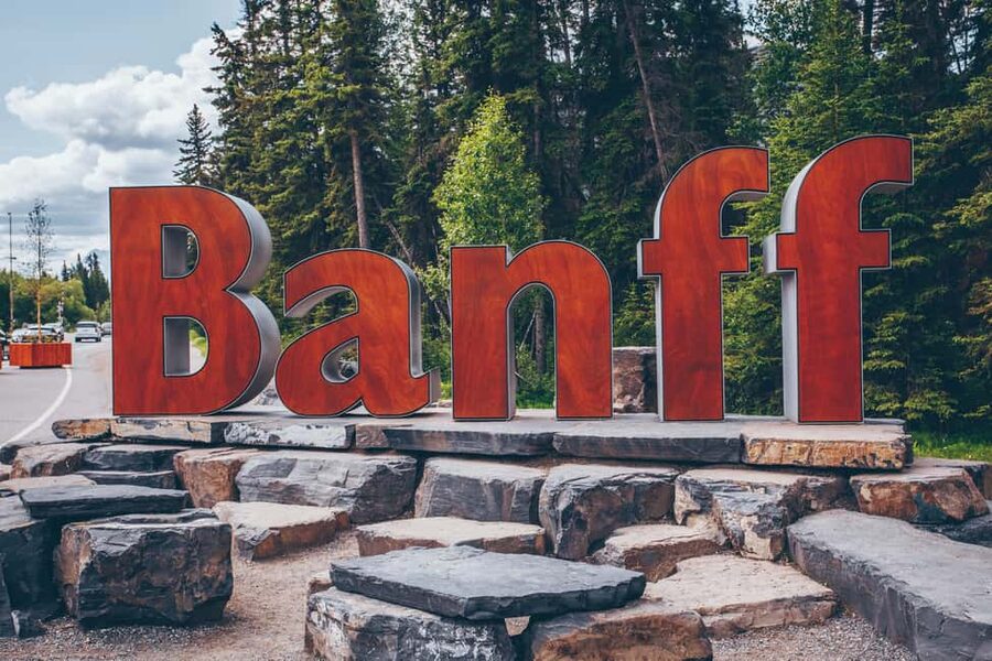 Calgary: Banff Top Lakes Tour with Banff Town Visit - One long day through the Rockies
