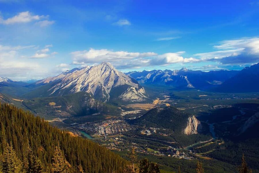 Calgary: Banff Top Lakes Tour with Banff Town Visit - Lake Louise, the classic first view