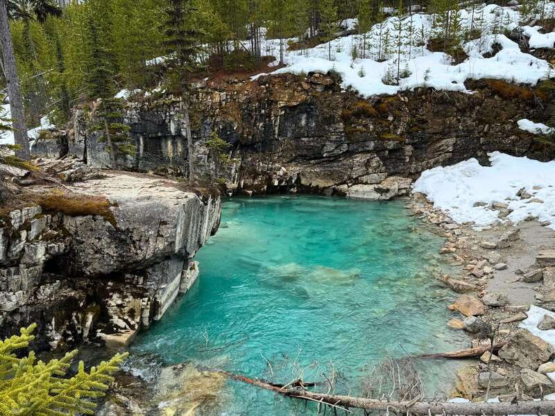 Calgary/Canmore: Lake Louise, Moraine Lake, & Banff Day Tour - Marble Canyon and the winter version of the tour