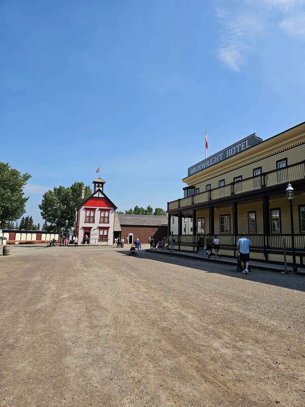 Calgary City Tour & Yamnuska Wolfdog Sanctuary Private Tour - Calgary Zoo and Calgary Tower require separate decisions