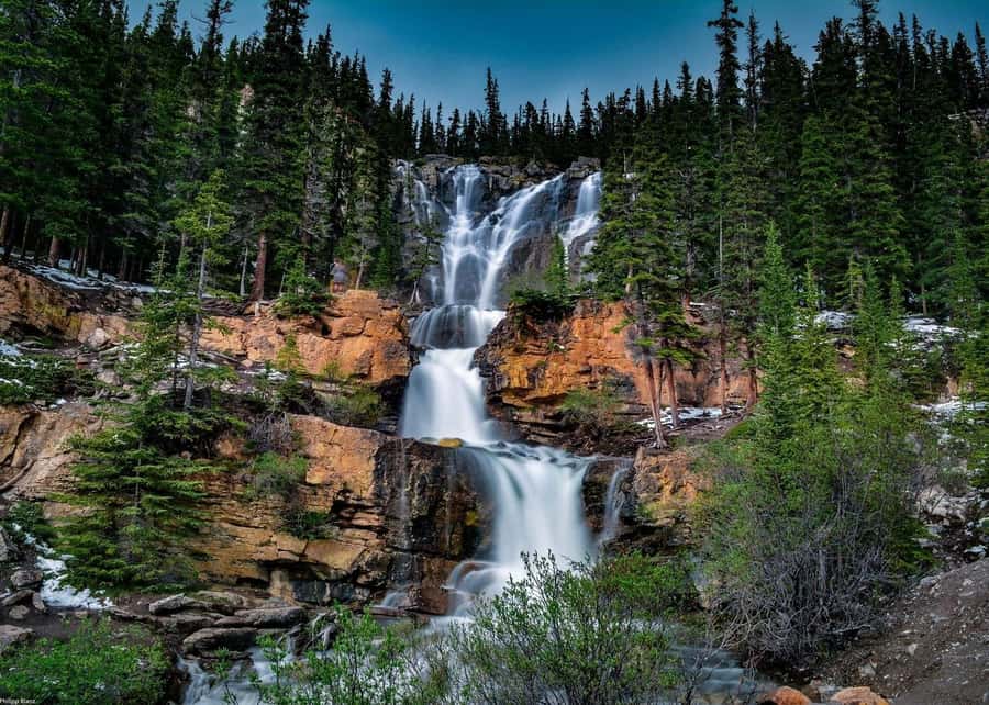 Calgary: Day Trip to Jasper with Lunch - Abraham Lake turns lunch into part of the scenery