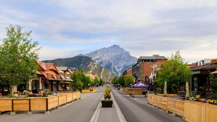 Calgary: Lake Louise, Moraine Lake, & Emerald Lake Tour - Moraine Lake from June through October