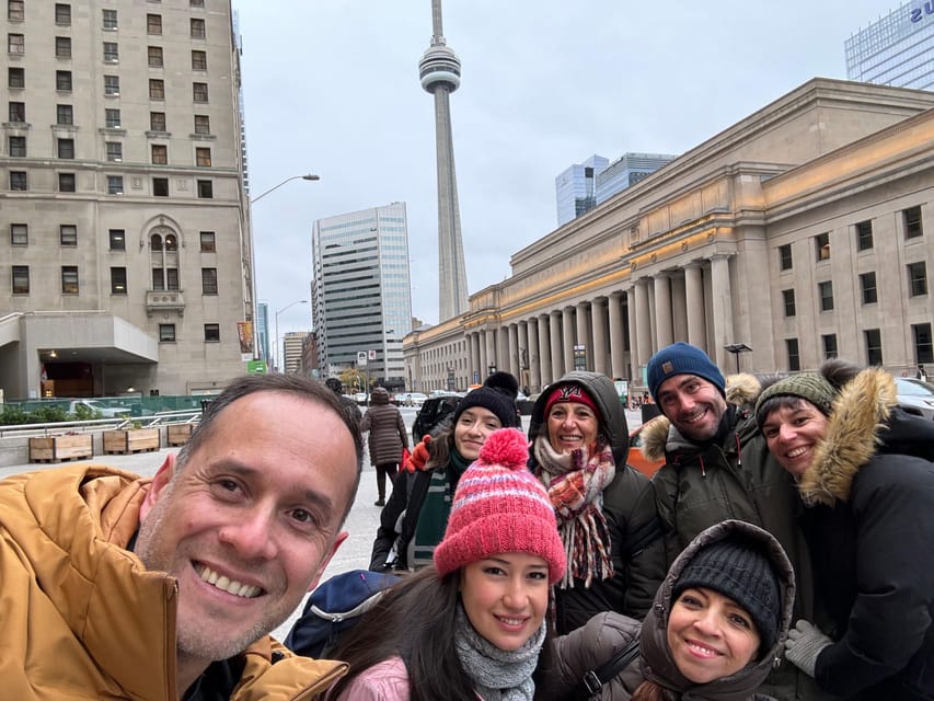 Downtown Toronto: Walking tour experience. English/Spanish - Dundas Square and the city’s bright center