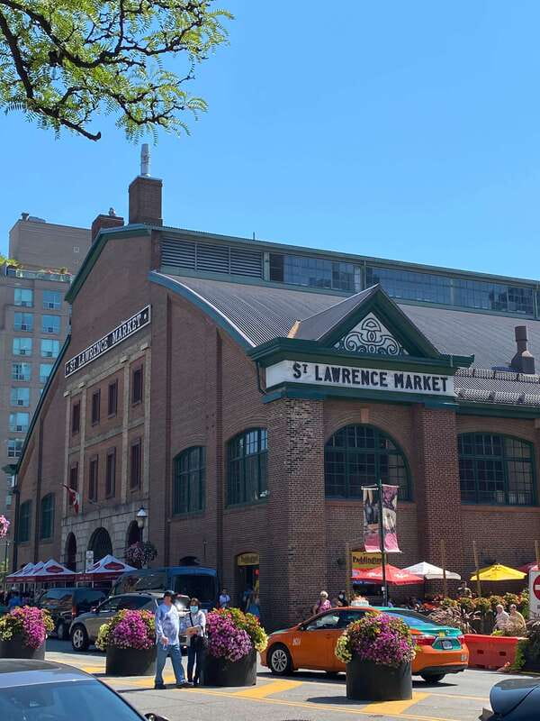 Downtown Toronto: Walking tour experience. English/Spanish - Toronto Island, beaches, and skyline views