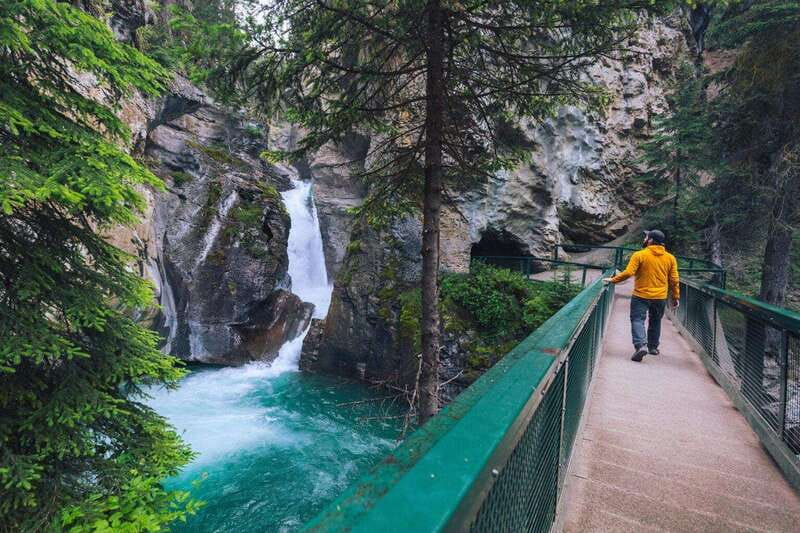 From Calgary: Banff, Moraine Lake and Lake Louise Tour - Lake Louise gives you the classic first look