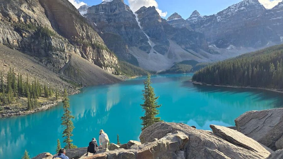 From Calgary/Banff: Moraine Lake & Lake Louise Half-Day Tour - Moraine Lake and the Valley of the Ten Peaks
