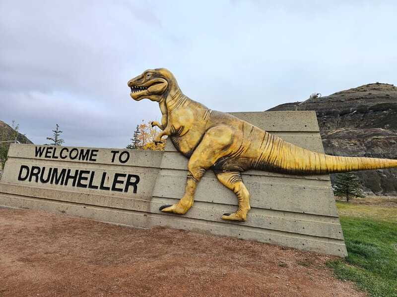 From Calgary: Drumheller Private Tour, Full day sightseeing - Dinosaur Trail and the T Rex stop