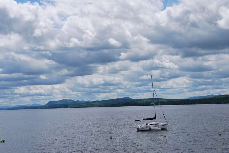 From Montreal: Eastern Townships Region Day Trip - Guide style, vehicle time, and the pace