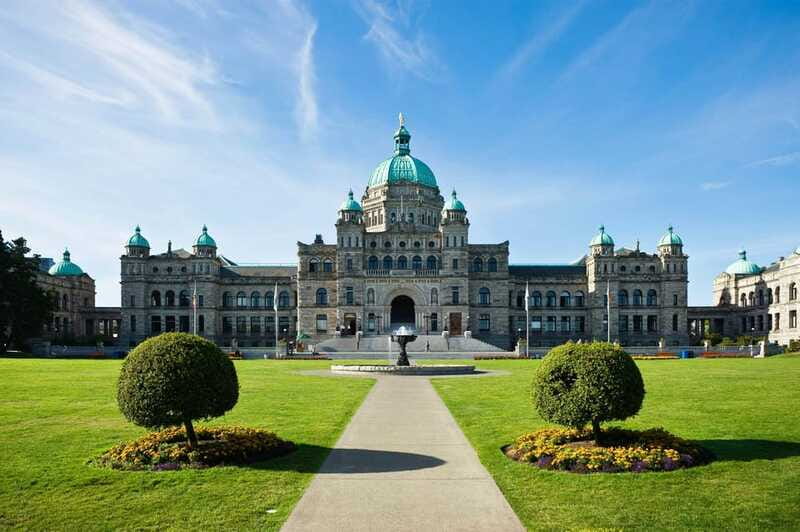 From Vancouver: Full-Day Victoria Tour with Ferry Ticket - Forty-five minutes at the Inner Harbour