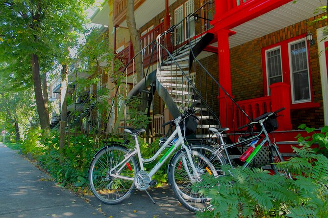 Historical Lower Town & Neighborhoods Bike Tour - Petit Champlain without losing the atmosphere
