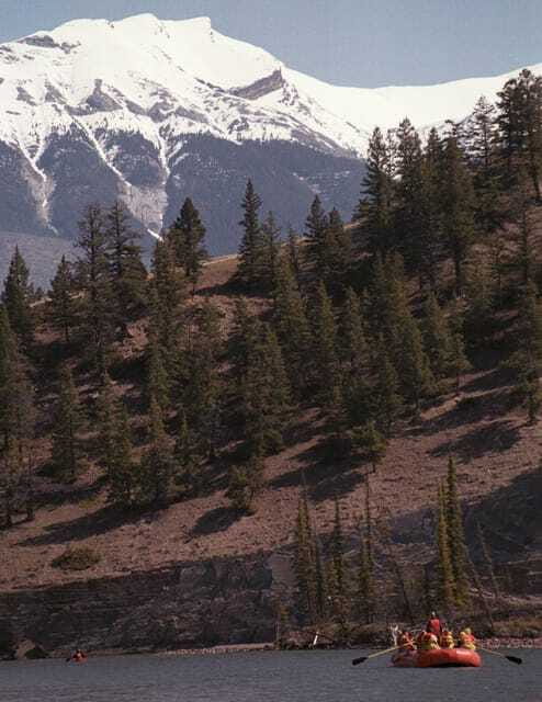 Jasper: Jasper National Park Easy 2-Hour Rafting Trip - Boarding the 25-foot oar raft