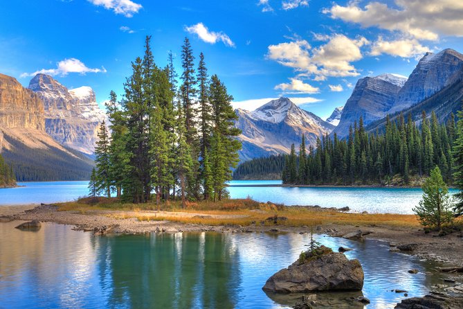 Jasper National Park 2-Day Tour: Maligne Lake & Columbia Icefield - Day 1: Bow Lake begins the Icefields Parkway