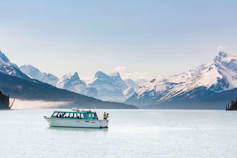 Jasper National Park: Maligne Lake Cruise With Guide - Cruising across the 14-kilometer lake
