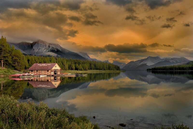 Jasper National Park: Maligne Lake Cruise With Guide - Spirit Island and the short shore stop