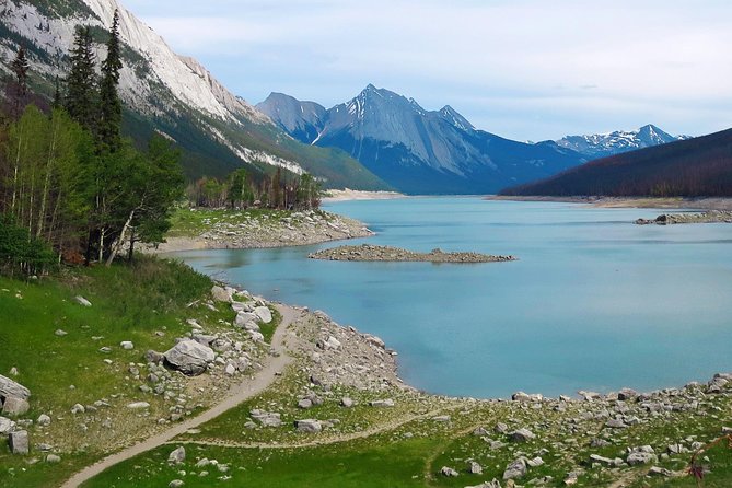 Jasper Wildlife and Sightseeing Tour with Maligne Lake Hike - Maligne Lake and the guided 2 to 3 kilometer walk