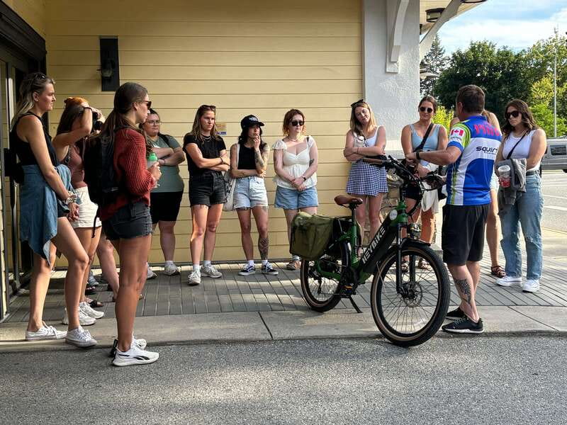 Kelowna: E-Bike Guided Wine Tour with Lunch & Tastings - The first 30-minute ride through south-east Kelowna