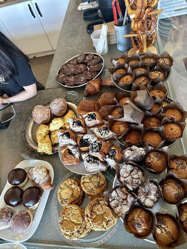Kelowna: Walking Food Tour with 7 Tastings and 4 Drinks - Tea at Chaibaba and bread at Sprout