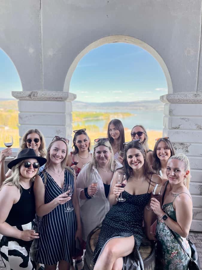 Kelowna: West Kelowna Half Day Guided Wine Tour - Black Swift Vineyards starts the tasting