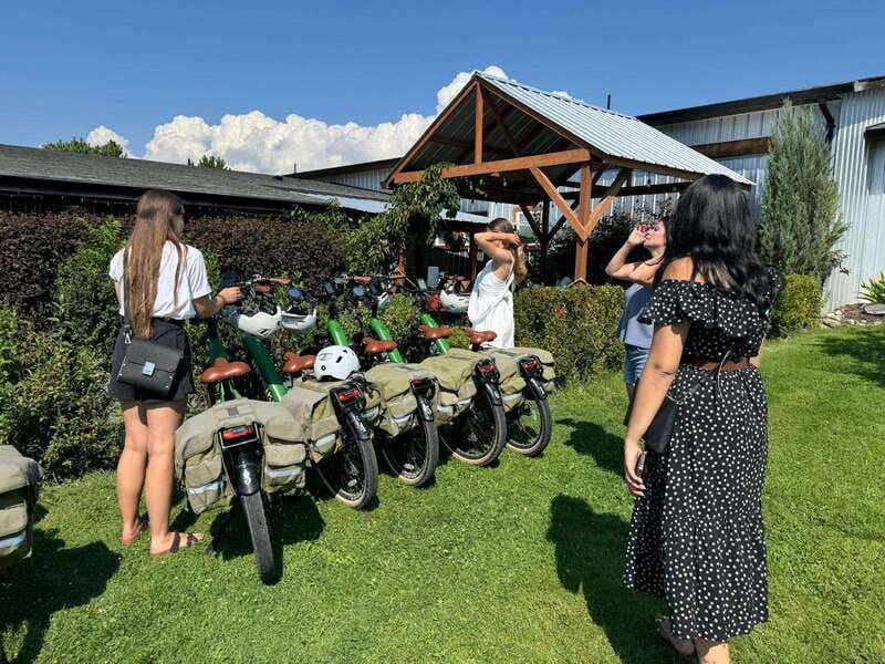 Kelowna: Wine Tasting by E-bike, Smartphone Guide & Lunch - The ride back to town