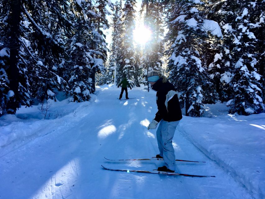 Lake Louise: Cross Country Skiing Lesson with Tour - Two hours on skis around Lake Louise