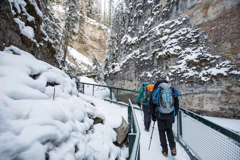 Lake Louise, Peyto Lake, Johnston Canyon & Icefields Parkway - Vermilion Lakes and Castle Mountain on the road