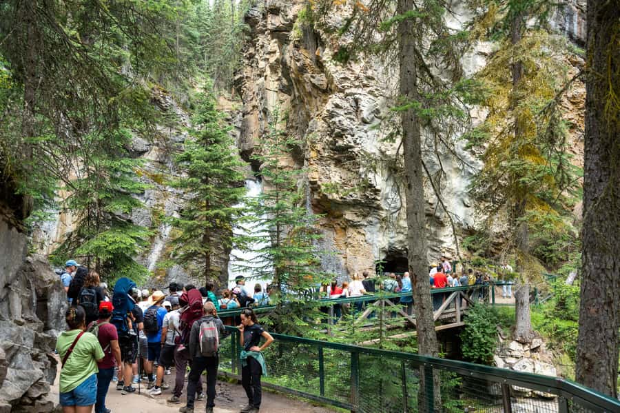Lakes Moraine, Louise, Emerald, Johnston Canyon & Yoho Tour - Five famous sights without the parking headache