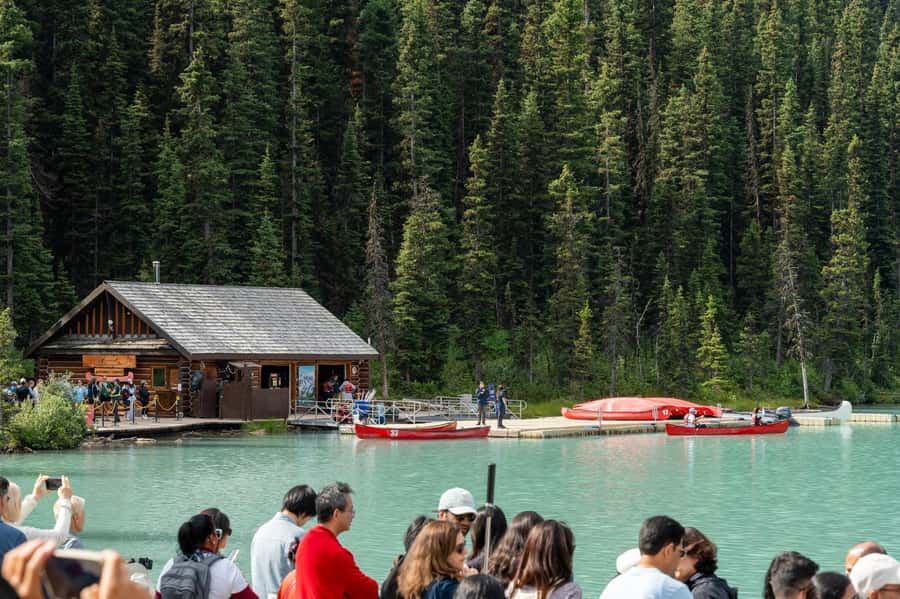 Lakes Moraine, Louise, Emerald, Johnston Canyon & Yoho Tour - Moraine Lake is the seasonal showstopper