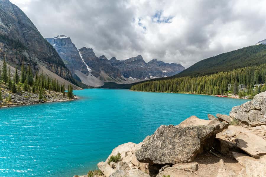 Lakes Moraine, Louise, Emerald, Johnston Canyon & Yoho Tour - Guides are the strongest part of the experience