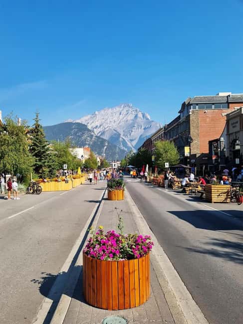 Louise Louise, Banff Gondola, Minnewanka & Emerald Lakes - Banff gives you a useful meal and shopping break